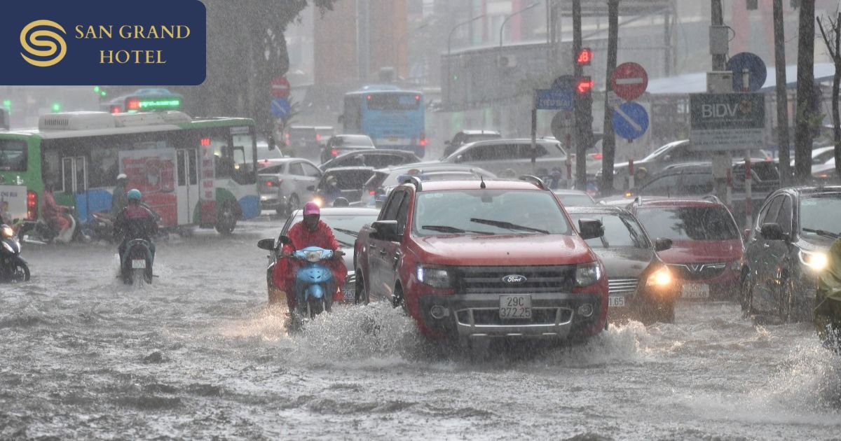 Floods in Hanoi cause traffic jams (Photo source: VnExpress)